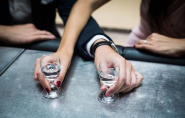 Alkollü içecekler bardak tutan aşk, Çift 