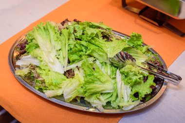 Taze marul ile plaka üzerinde Kapat 