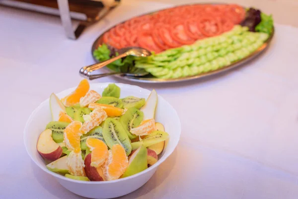 Ovocné Zeleninové Saláty Stůl — Stock fotografie