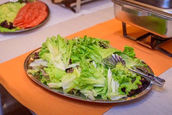 Masanın Üzerine Taze Salata Yakın Çekim — Stok fotoğraf