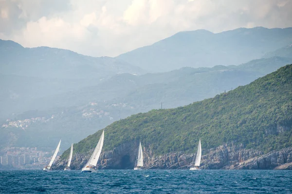 Regata Barche Vela Con Montagne Sullo Sfondo — Foto Stock