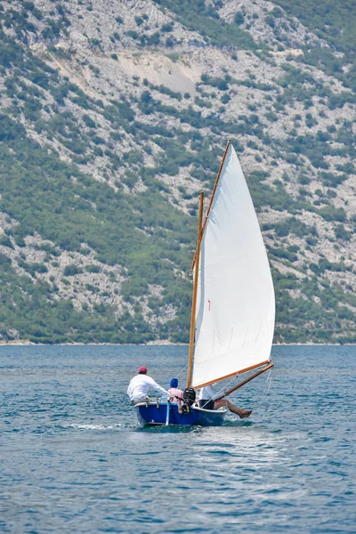 Ιστιοπλοϊκό Στον Κόλπο — Φωτογραφία Αρχείου