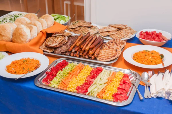 Comida Para Barbacoa Sobre Mesa Carne Verduras —  Fotos de Stock