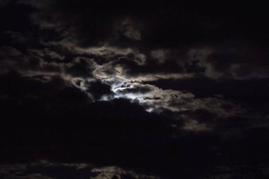 Bulutlar ve ay ışığı