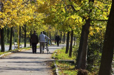İnsanlar sırasında sonbahar sabahı