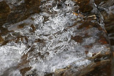 Dağlarda kar taneleri gibi buz sarkıtları