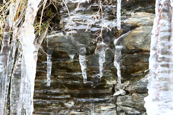 Τήξη Icicles Πτώσης Του Νερού Πέσει Στα Βουνά Της Γαλλίας — Φωτογραφία Αρχείου