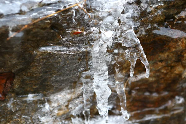 Felolvasztás Jégcsapok Eső Víz Csepp Hegyekben Franciaország Vaujany Télen — Stock Fotó