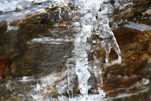 Τήξη Icicles Πτώσης Του Νερού Πέσει Στα Βουνά Της Γαλλίας — Φωτογραφία Αρχείου