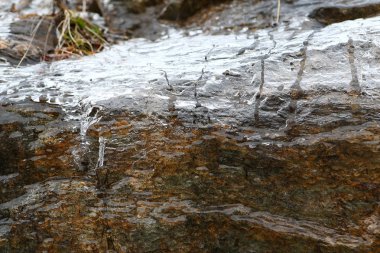 Alpe d'Huez, Vaujani köyü illerinde bir buz kabuk Fransa dağlarda akan çözülme su ile taş kaplı