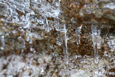 Çözdürme buz sarkıtları düşen su ile Fransa'nın Dağları'nın Alpe d'Huez, Vaujan gorge damla