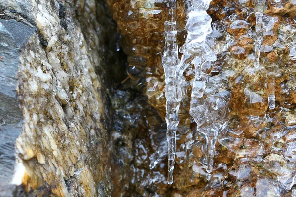 Ghiaccioli Scongelati Con Caduta Dell Acqua Nella Gola Delle Montagne — Foto Stock