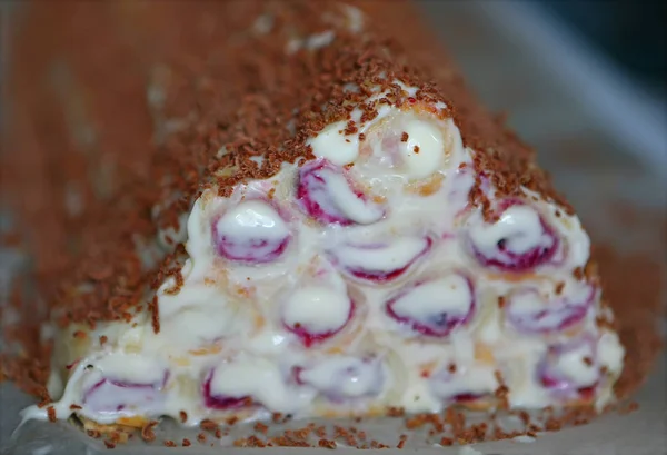 Gâteau Cerise Dans Des Pipes Crème Sucrée Images De Stock Libres De Droits