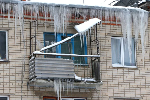 Die Eiszapfen Die Russland Von Den Dächern Hängen Stockfoto
