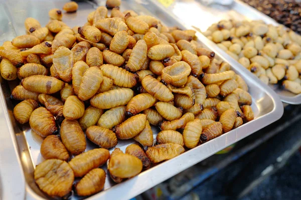 Larva frita no mercado de rua — Fotografia de Stock