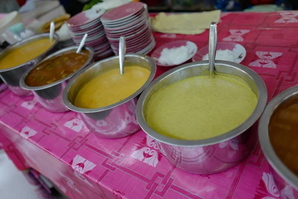 Panelas com sopa tailandesa nacional no mercado — Fotografia de Stock