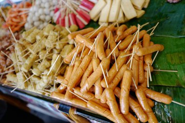 Palmiye ağacı yaprak üzerinde ızgara sosis