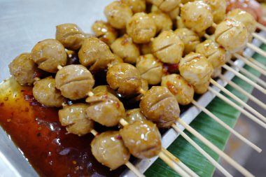 Baharatlı sause ile ızgara köfte