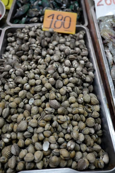 Coquilles grises brutes sur le marché — Photo