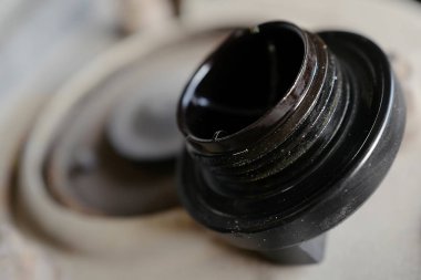 Motor yağı ile bir kutudan kapak