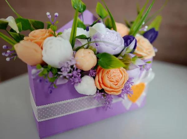 Blumenstrauß aus Seife in einer Schachtel — Stockfoto