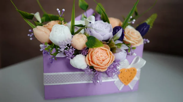 Csokor virágot szappannal egy dobozban — Stock Fotó