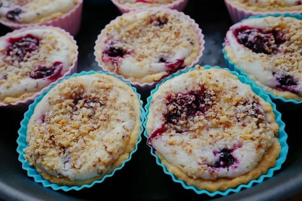 Krem, çilek ve bir somun kırıntı ile lezzetli kekler 