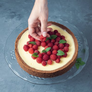 Ev yapımı cheesecake taze ahududu ve nane ile