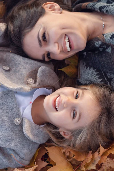 Hija Con Madre Hojas Otoño Imagen De Stock