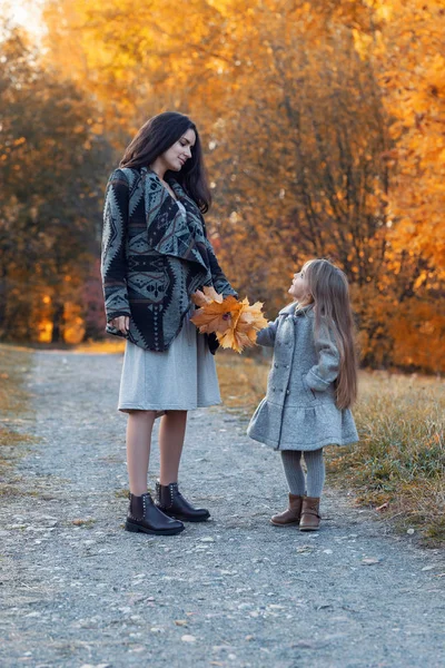 Mutter Und Tochter Herbstpark Stockbild