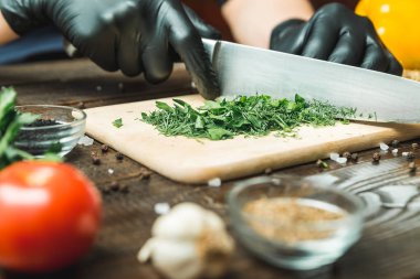 kadınların elleri otlar kes, onları yanında domates, kırmızı biber, salatalık vardır