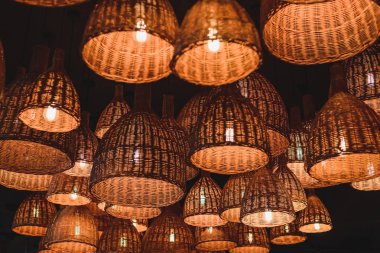 Tüm çerçeve üzerinde tonları ile lambalar