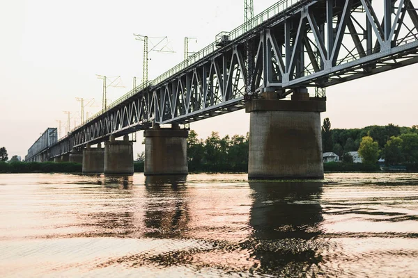 日落时河上的桥 — 图库照片