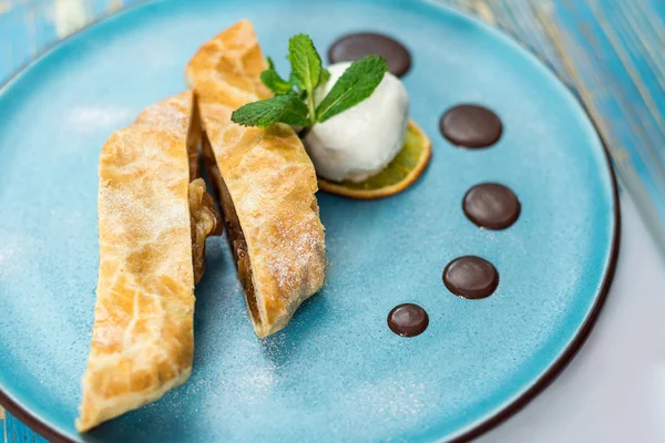 Pedazo Pastel Con Bolas Queso Plato Azul — Foto de Stock