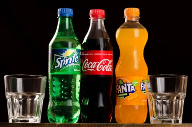 Coca Cola, Fanta, Sprite ile karanlık bir arka plan üzerinde gözlük