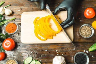 kadınların elleri kırmızı biber, domates, otlar, salatalık yakın kesme