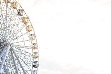 gökyüzüne karşı büyük dönme dolap