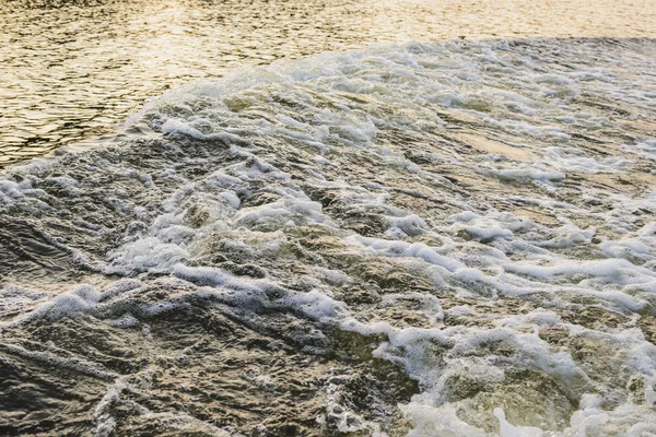 フレーム全体に夕暮れの池の水 — ストック写真