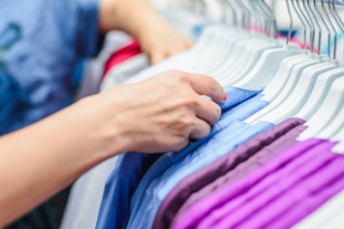 Elinde bir sürü elbise askıları seçin