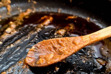 bir kaşık ile kirli kızartma tavası