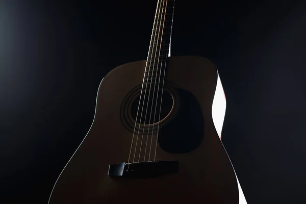 Guitarra Acústica Sobre Fondo Negro — Foto de Stock
