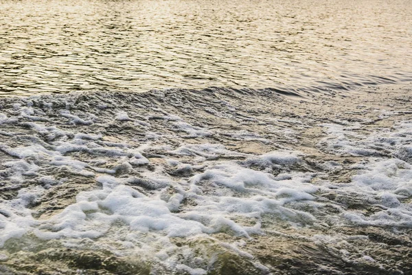 フレーム全体に夕暮れの池の水 — ストック写真