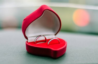 bir kalp şeklinde bir kutu içinde iki Alyans