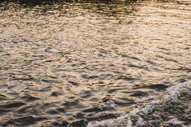 Günbatımı her karesinde gölde su