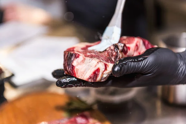 Las Manos Del Chef Lubrican Carne Cruda — Foto de Stock