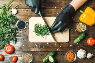 kadınların elleri otlar kes, onları yanında domates, kırmızı biber, salatalık vardır