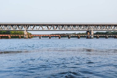 Gün batımında nehir üzerinde köprü