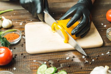 kadınların elleri kırmızı biber, domates, otlar, salatalık yakın kesme