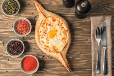 Tahtaya Gürcü yuvarlak düz kek