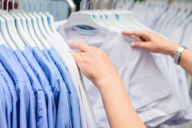 Elinde bir sürü elbise askıları seçin